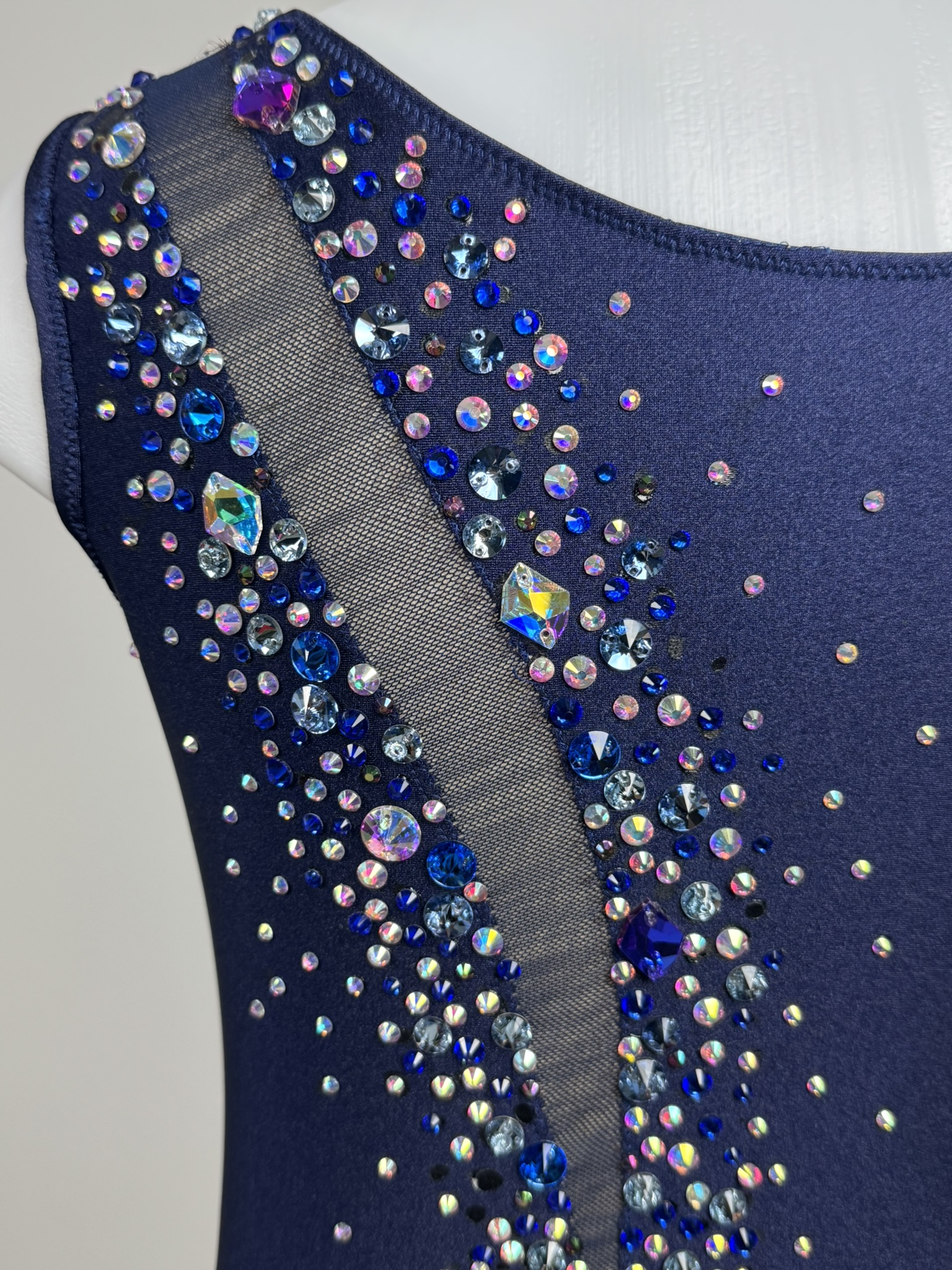 Détails des strass du justaucorps d'occasion GR bleu, vue de face