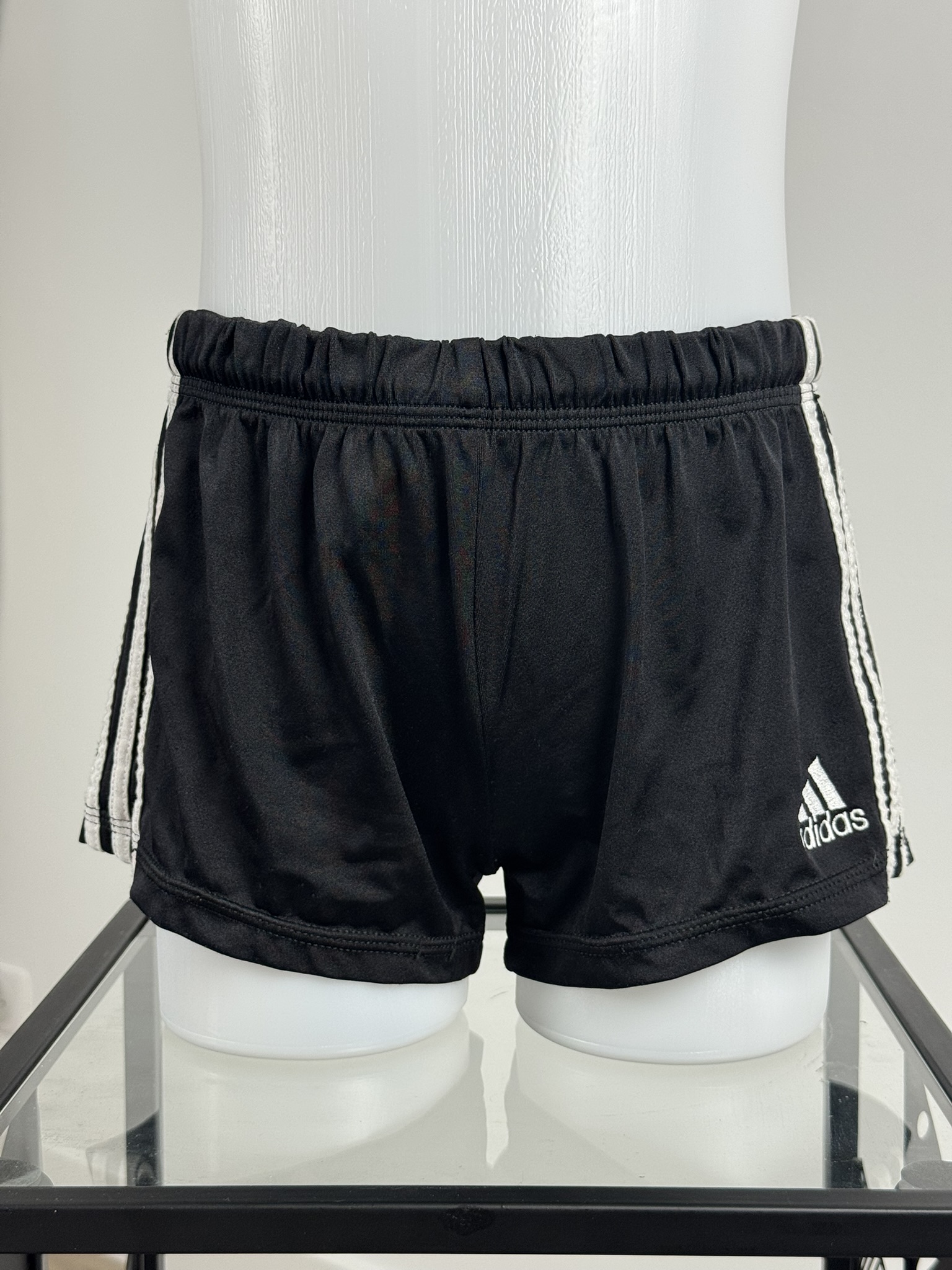 short Adidas GAM noir devant