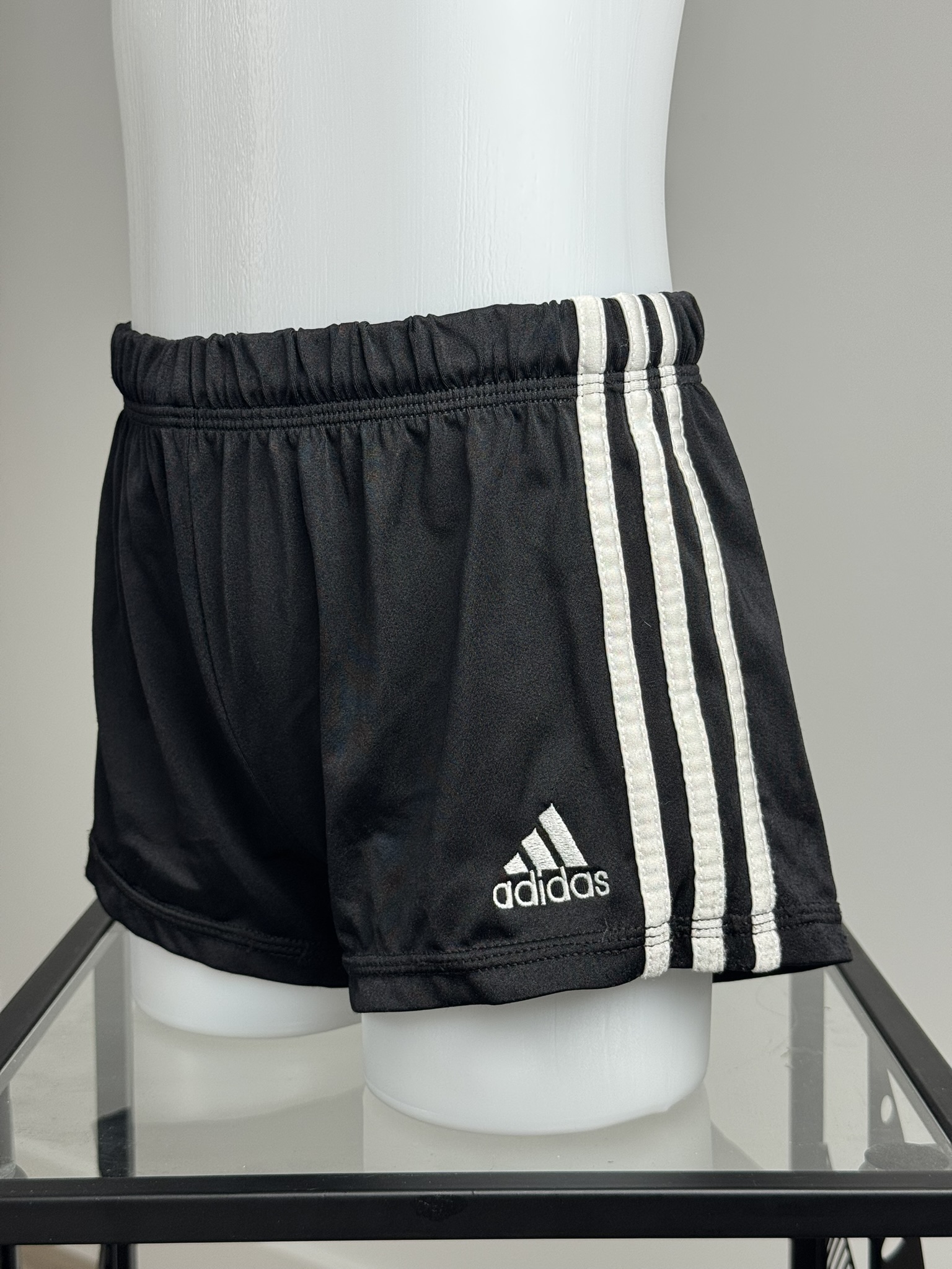 short Adidas GAM noir côté