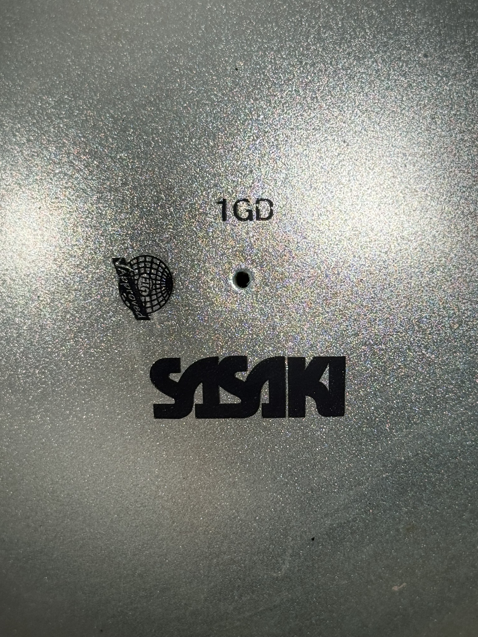 Zoom sur le logo FIG approved du ballon Sasaki métallique 18,5 cm