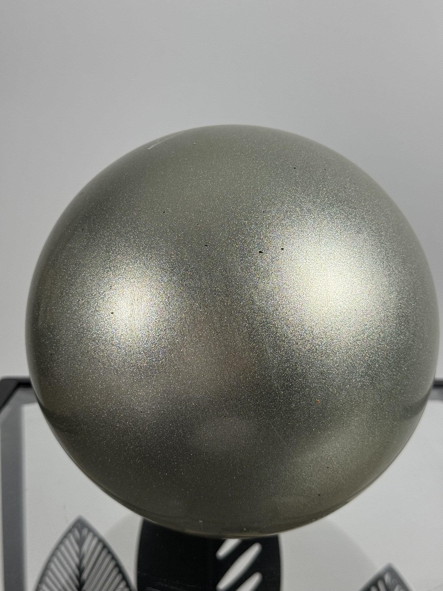 Zoom sur quelques traces d'usure du ballon Sasaki métallique 18,5 cm