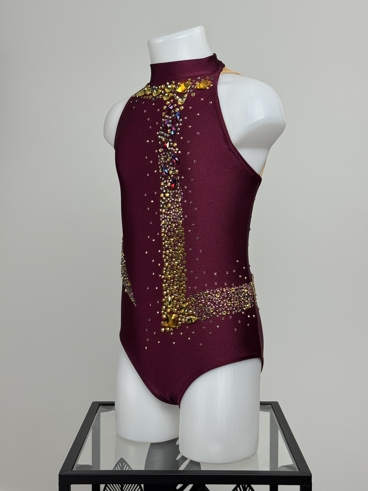 Justaucorps d'occasion GR prune, vue de profil gauche, taille 6-8 ans